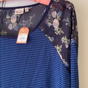 Cute casual double patterned top!